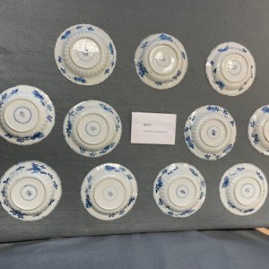 Onze tasses et soucoupes lobées en porcelaine de Chine en bleu et blanc, Kangxi — photo 17