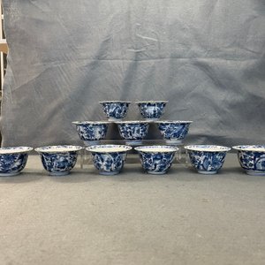 Onze tasses et soucoupes lobées en porcelaine de Chine en bleu et blanc, Kangxi — photo 10