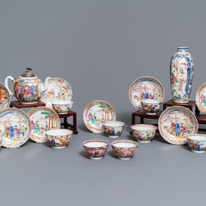 Onze tasses, huit soucoupes, une théière et un vase en porcelaine de Chine famille rose à décor mandarin, Qianlong — photo 1
