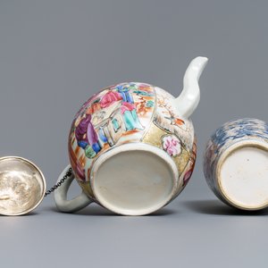 Onze tasses, huit soucoupes, une théière et un vase en porcelaine de Chine famille rose à décor mandarin, Qianlong — photo 13