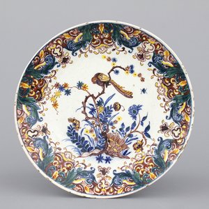 Opmerkelijk polychroom Delfts bord in Kakiemon stijl, 18e eeuw — foto 1