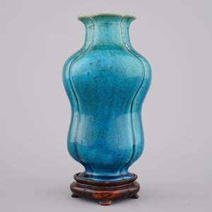 Opmerkelijke Chinese monochroom turquoise vaas op gesculpteerde houten steun, 18e eeuw — foto 1