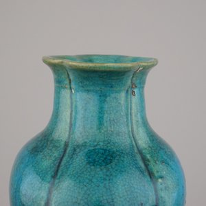 Opmerkelijke Chinese monochroom turquoise vaas op gesculpteerde houten steun, 18e eeuw — foto 7