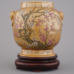 Opmerkelijke Chinese vaas op steun, bruine fond, famille rose, 19e eeuw — foto 1