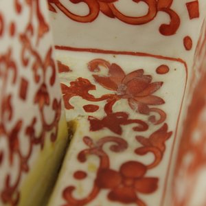 Paar altaarkandelaars in Chinees porselein met koraalrode versiering, 19e eeuw — foto 13