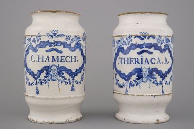 Paar blauw en witte albarello apothekerskannen in Brussels aardewerk, 1e helft 18e eeuw