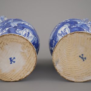 Paar blauw en witte altaarvazen in Delfts aardewerk, Keulen, 17e eeuw — foto 2