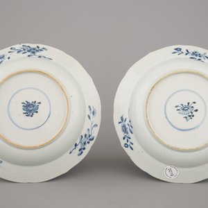 Paar blauw en witte borden in Chinees porselein versierd met landschap, 18e eeuw — foto 2