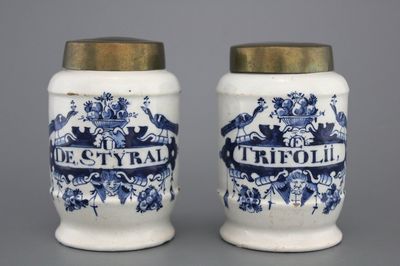 Paar blauw en witte Delftse apothekerspotten in albarellovorm, 18e eeuw