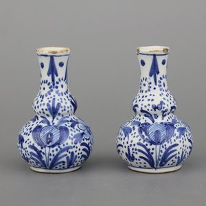 Paar blauw en witte Delftse flesvormige poppenhuisvaasjes, 18e eeuw — foto 1