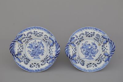 Paar blauw en witte Delftse manden in ajour bewerkt, 18e eeuw