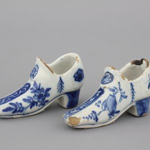 Paar blauw en witte Delftse schoentjes, 18e eeuw — foto 1
