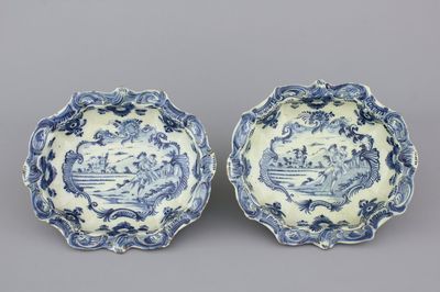 Paar blauw en witte Delftse slakommen met trompetspeler, 18e eeuw