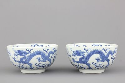 Paar blauw en witte drakenkommen in Chinees porselein, 19e eeuw
