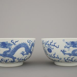 Paar blauw en witte drakenkommen in Chinees porselein, 19e eeuw — foto 4