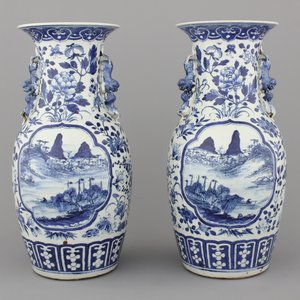 Paar blauw en witte vazen in Chinees porselein met landschappen, 19e eeuw — foto 1