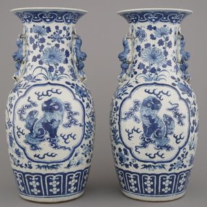 Paar blauw en witte vazen in Chinees porselein met landschappen, 19e eeuw — foto 2