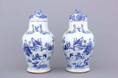 Paar blauw en witte vazen met deksels in Chinees porselein, 19e eeuw