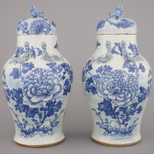 Paar blauw en witte vazen met deksels in Chinees porselein, 19e eeuw — foto 4