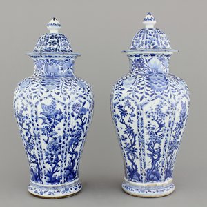 Paar blauw en witte vazen met deksels in Chinees porselein, Kangxi, ca 1700 — foto 1