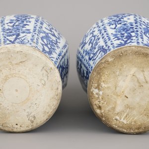 Paar blauw en witte vazen met deksels in Chinees porselein, Kangxi, ca 1700 — foto 4