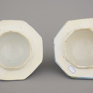 Paar blauw en witte vazen met deksels in Chinees porselein, Kangxi, ca 1700 — foto 6