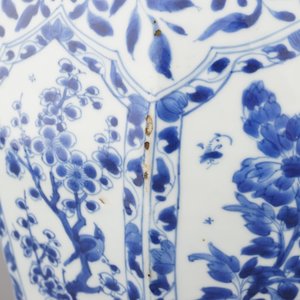 Paar blauw en witte vazen met deksels in Chinees porselein, Kangxi, ca 1700 — foto 8