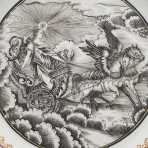 Paar borden in Chinees exportporselein, in grisaille en verguld, met Aurora in haar zegewagen, Qianlong, 18e eeuw — foto 6