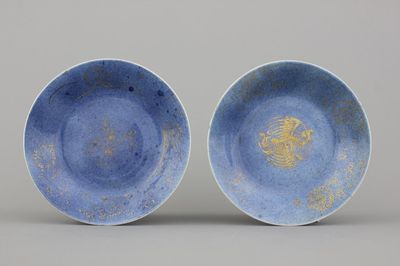 Paar borden in Chinees porselein, 'bleu-poudré' en verguld, 18e eeuw