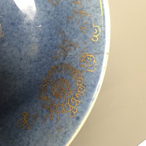 Paar borden in Chinees porselein, 'bleu-poudré' en verguld, 18e eeuw — foto 6