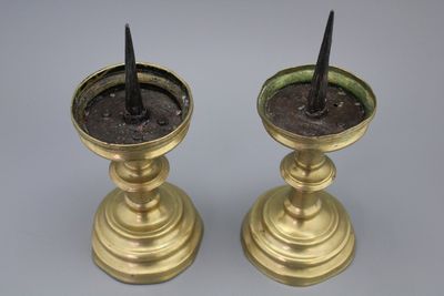Paar bronzen piekkandelaars, 16e