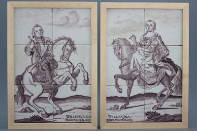 Paar Delftse orangistische mangaan tegeltableaus, met de portretten van Willem V en Wilhelmina te paard, 18e eeuw