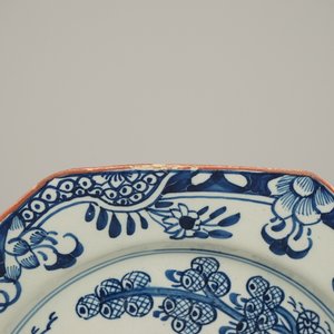 Paar Engelse borden in Delfts aardewerk met chinoiserie, Liverpool, 18e eeuw — foto 3