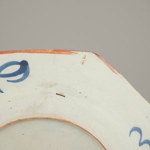 Paar Engelse borden in Delfts aardewerk met chinoiserie, Liverpool, 18e eeuw — foto 6