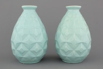 Paar geometrische monochrome Boch Frères Keramis vazen, eerste helft 20e eeuw