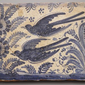 Paar grote blauw en witte Spaanse tegels met vogels, 17e-18e eeuw — foto 5