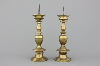 Paar grote bronzen kandelaars, Italië, ca 1600