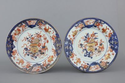 Paar Imari borden in Chinees porselein, Qianlong, 18e eeuw