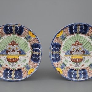 Paar kleine polychrome Delftse pauwstaartborden, 18e eeuw — foto 1