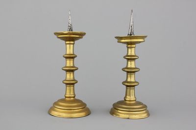 Paar koperen piekkandelaars, Nuremberg, ca 1500