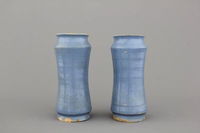 Paar monochrome blauwe Spaanse albarello's, 18e eeuw