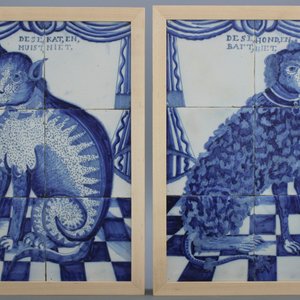 Paar mooie Delftse blauw en witte tegeltableaus, met kat en hond onder gordijnen, 18e eeuw — foto 1