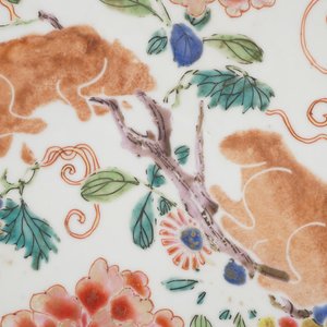 Paar schotels in Chinees porselein met eekhoorns, famille rose, 18e eeuw — foto 7