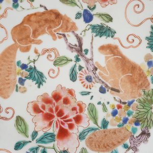 Paar schotels in Chinees porselein met eekhoorns, famille rose, 18e eeuw — foto 10
