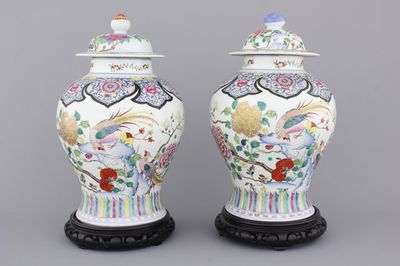 Paar vazen in Chinees porselein met bloemendecor, famille rose, 19e eeuw