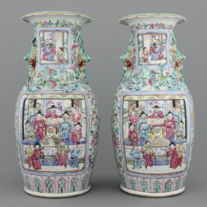 Paar vazen in Chinees porselein met paleisscenes, famille rose, 19e eeuw — foto 2