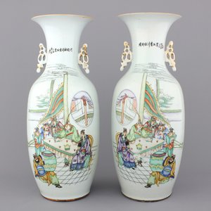 Paar vazen in Chinees porselein met taferelen in een paleisinterieur, 19e-20e eeuw — foto 1