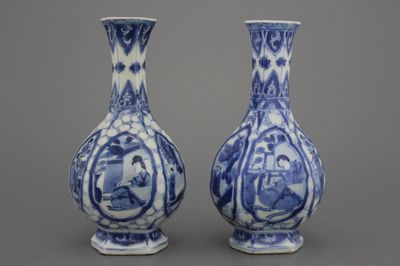 Paar verwante blauw en witte vazen in Chinees porselein, Kangxi