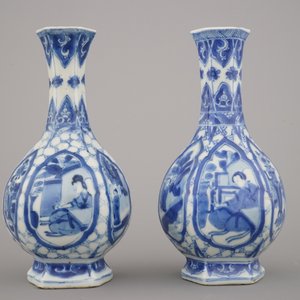Paar verwante blauw en witte vazen in Chinees porselein, Kangxi — foto 2