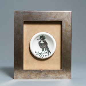 Pablo Picasso (1871-1973): 'Oiseau à la huppe', cendrier rond en faïence, daté 1964 — photo 1